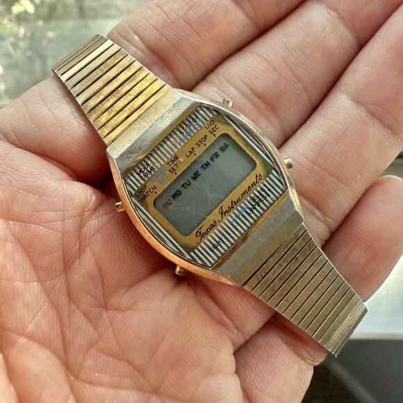 Vintage Texas Instruments Chronograph Alarm Watch Gold Tone Stainless Steel - Picture 1 of 8